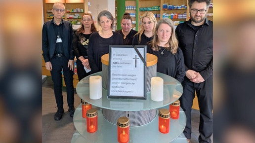 Das Team der Christoph-Apotheke Pforzheim trug zum Protest Schwarz und baute einen Traueraltar auf