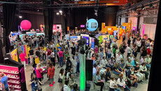 Viele Menschen in der Halle an den Messeständen bei der APOTHEKENTOUR