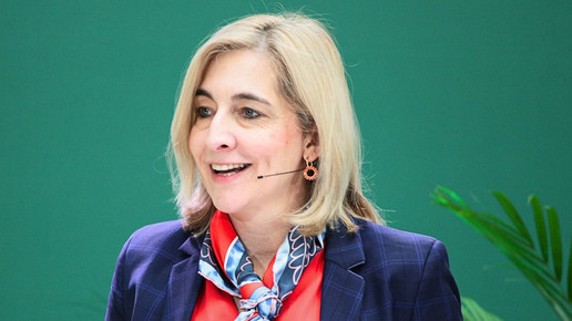 Foto: Nina Warken spricht am Podium des AOK-Präventionsgipfels im März 2026