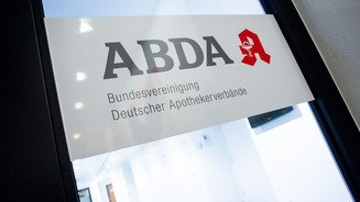 Abda: 2,07 Euro allenfalls befristet Der Schriftzug der Abda an ihrer Berliner Geschäftsstelle.