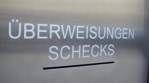 Briefkasten einer Bank für Überweisungen