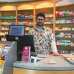 Andreas Plommer in seiner Christoph-Apotheke.