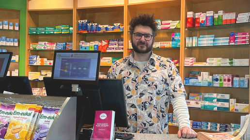 Andreas Plommer in seiner Christoph-Apotheke.