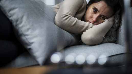 Foto: Eine Person liegt im Bett und starrt ins Nichts