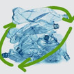 Gestapelte Plastikflaschen mit Recycling-Symbol. Detailbeschreibung: Mehrere zusammengedrückte, blaue Plastikflaschen, umrahmt von zwei grünen Recycling-Pfeilen, symbolisieren Kreislaufwirtschaft und Wiederverwertung.