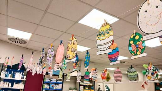 Foto: Ostergirlande aus ausgemalten Ostereibildern in der Merton-Apotheke in Frankfurt am Main