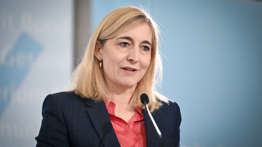 Nina Warken spricht