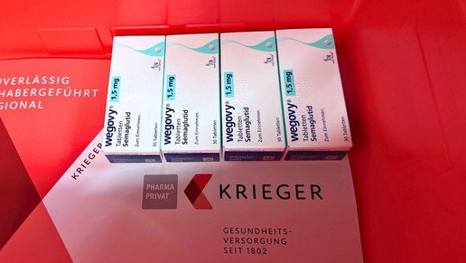 Mehrere Packungen Wegovy-Pillen im Wareneingang von Krieger Pharmahandel