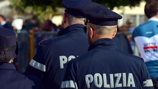 Razzia wegen Betrugs mit Mundschutz und Desinfektionsspray