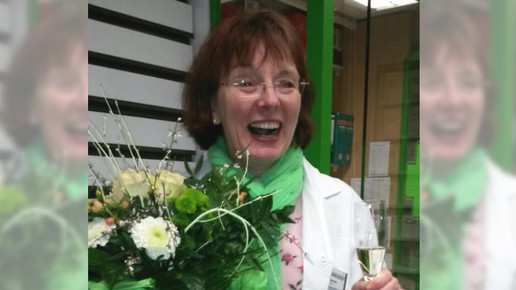 Trickbetrüger flieht: Chefin klammert sich an Motorhaube