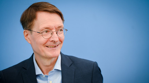 Foto: Karl Lauterbach (SPD) lächelnd im Juni 2023