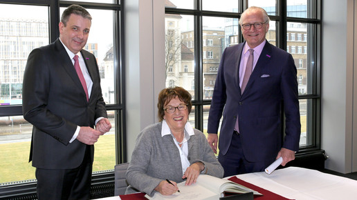 Zypries besucht Merck