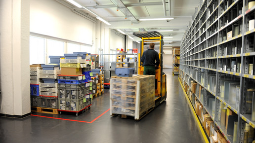 Lages des Parallelimporteurs Emra mit Gabelstapler