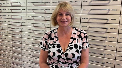 Ina Leischner vor dem Generalalphabet