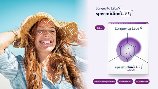 Links eine lachende Frau mit Strohhut und offenen Haaren vor blauem Himmel, rechts auf hellviolettem Grund die Packung spermidineLIFE® Mood+ mit zwei Kapseln, darüber das Logo Longevity Labs+ und der Hinweis NEU.  