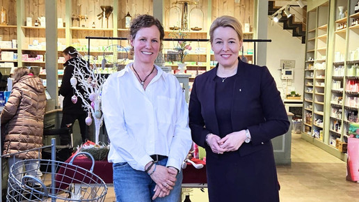Apothekerin Katja Laurisch-Nehrkorn und Franziska Giffey in der Altev Kloster-Apotheke 