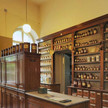 Offene Türen in historischen Apotheken Die Offizin der Fontane-Apotheke.
