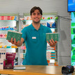 CSD: Apotheke rettet Goodie Bags Franz Vorstheim mit Taschentüchern in der Apotheke.