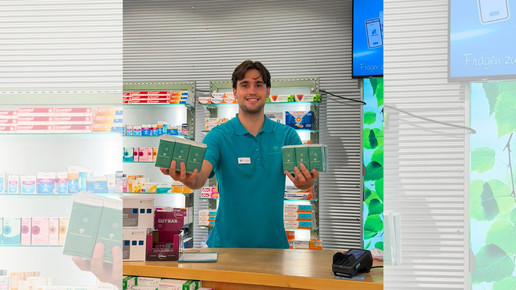 Franz Vorstheim mit Taschentüchern in der Apotheke.