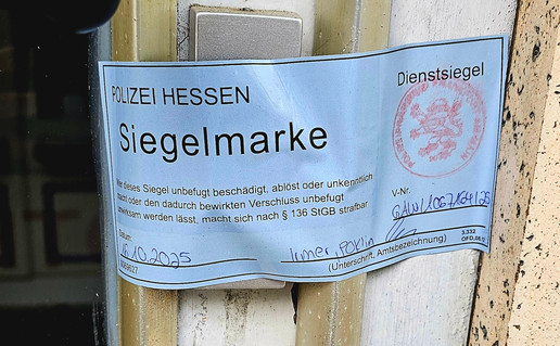 Ein polizeiliches Siegel an einer Apothekentür. Mehr dazu im Artikel.