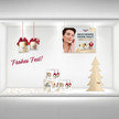 Schaufenster-Dekoration von Eucerin zu Weihnachten mit Produkten, Werbeplakat, Tannenbaum und dem Text "Frohes Fest!".