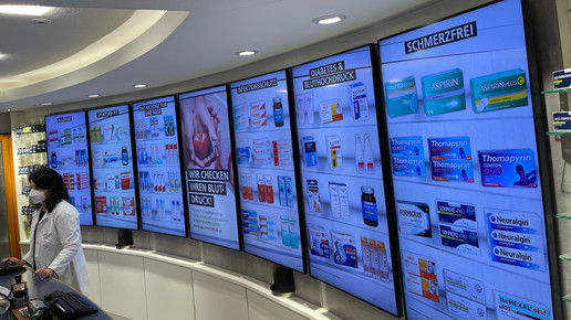Foto: Displays in der Sichtwahl einer Apotheke