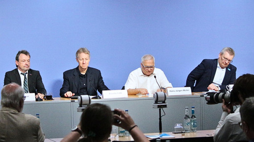 Frank Meier (v.l.), Vorstand der IKK Brandenburg und Berlin, Anselm Lotz, Verwaltungsratvorsitzender der Arbeitgeberseite der IKK Brandenburg und Berlin, Hans-Jürgen Müller, Vorsitzender des Verwaltungsrats der IKK gesund Plus, und Uwe Deh, Vorstand der IKK gesund Plus,