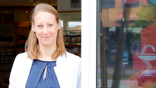 Apothekerin Anne Pingel steht lächelnd vor ihrem Betrieb. Mehr dazu im Artikel.