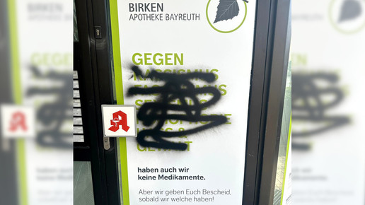 Apotheke: Anti-Rassismus-Plakat beschmiert