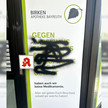 Apotheke: Anti-Rassismus-Plakat beschmiert