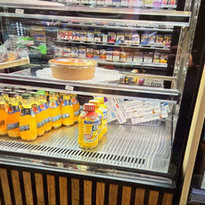 Medikamente in einem Späti im Kühlregal.