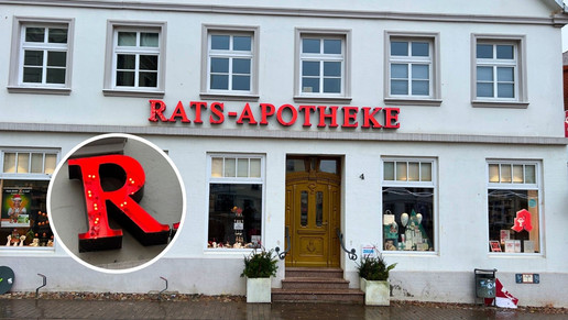 Böller-Schäden an der Leuchtreklame der Rats-Apotheke in Teterow