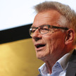 Hecken schimpft auf Klingbeil Hecken spricht auf dem Podium