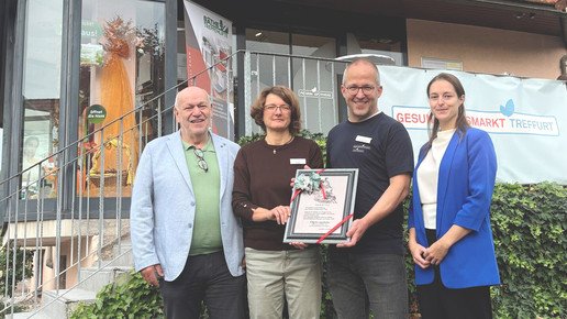 Vor der neuen Apotheke in Treffurt freuen sich der Inhaber, Angestellte und Lokalpolitiker.