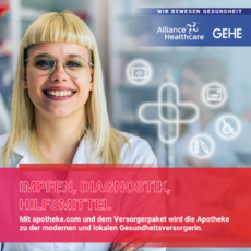 Werbemotiv aus dem Gesundheitsbereich: Eine Person mit heller Haarfarbe und Brille, bekleidet in weißer Arbeitskleidung, steht im Vordergrund und blickt in die Kamera. Im Hintergrund sind unscharfe Innenräume mit medizinischem Kontext sichtbar. Rechts im Bild befinden sich grafische Symbole aus dem Gesundheitsbereich, darunter ein Kreuz, ein Rezeptsymbol, eine Prothese und ein Laborgerät. Oben rechts stehen die Logos „Allianz Healthcare“ und „GEHE“ mit dem Slogan „Wir bewegen Gesundheit“. Im unteren Bildbereich auf rotem Hintergrund steht der Text: „Impfen, Diagnostik, Hilfsmittel. Mit apotheke.com und dem Versorgerpaket wird die Apotheke zu der modernen und lokalen Gesundheitsversorgerin.“