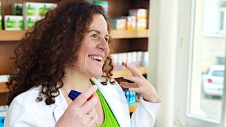Inhaberin: „Bei Angst hilft kein Online-Warenkorb“ Apothekerin Anke Groitzsch gestikuliert.