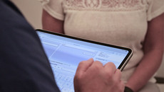Undine Tischmeyer hält ein Tablet in der Hand 