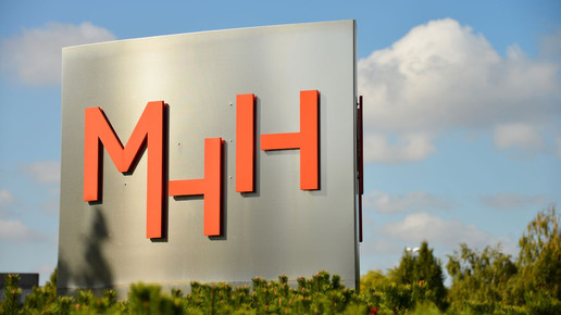 Schild: Medizinische Hochschule Hannover (MHH) 
