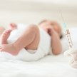 Tetanus und Diphtherie: Kein Booster mehr nötig? Ein Baby wird geimpft.