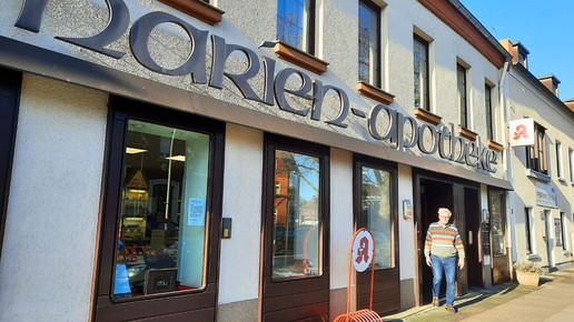 Christoph Häußler vor seiner Marien-Apotheke