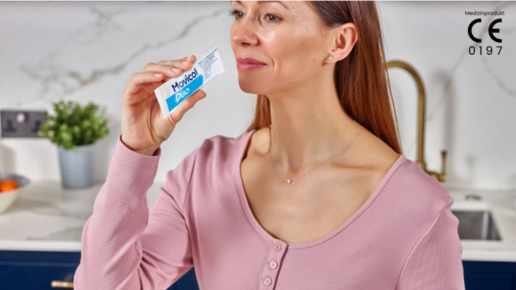 Movicol® Duo in trinkfertiger Darreichung. Frau trinkt Movicol® Duo aus Sachet.