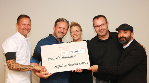 Posit Hiv Care Paradies-Apotheke Scheckuebergabe2016 Posit Hiv Handeln NRW