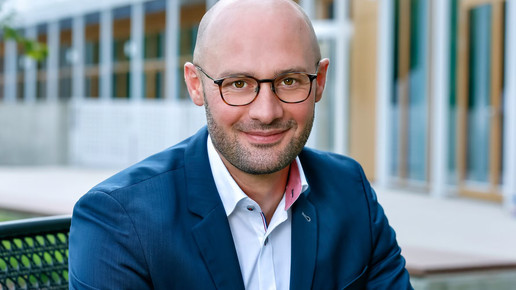 Sebastian Bayer im Porträt und lächelnd. Mehr dazu im Artikel.