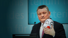 Die Maske des Ministers