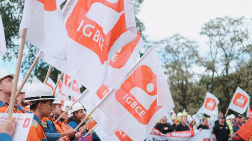 Mitarbeiter lassen rot-weiße Fahnen der Gewerkschaft IG BCE wehen. Mehr dazu im Artikel.