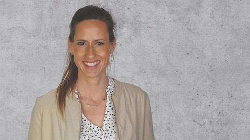 Apothekerin Antje Behrendt lächelt.