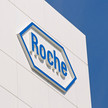 Foto: Roche-Logo an einer Häuserfassade