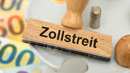 Symbolbild für Zollstreit – Gerdscheine und Stempel, auf dem "Zollstreit" steht