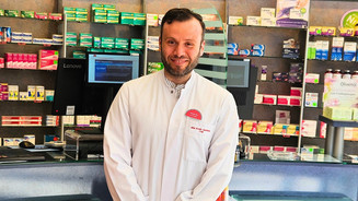 Foto: Inhaber Ahmad Rez in der Alten Hirsch-Apotheke in Halver