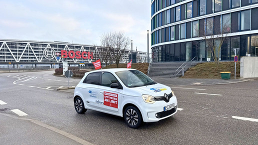 Botendienst-Auto, das mit Protesmaterial zum CDU-Parteitag herumfährt